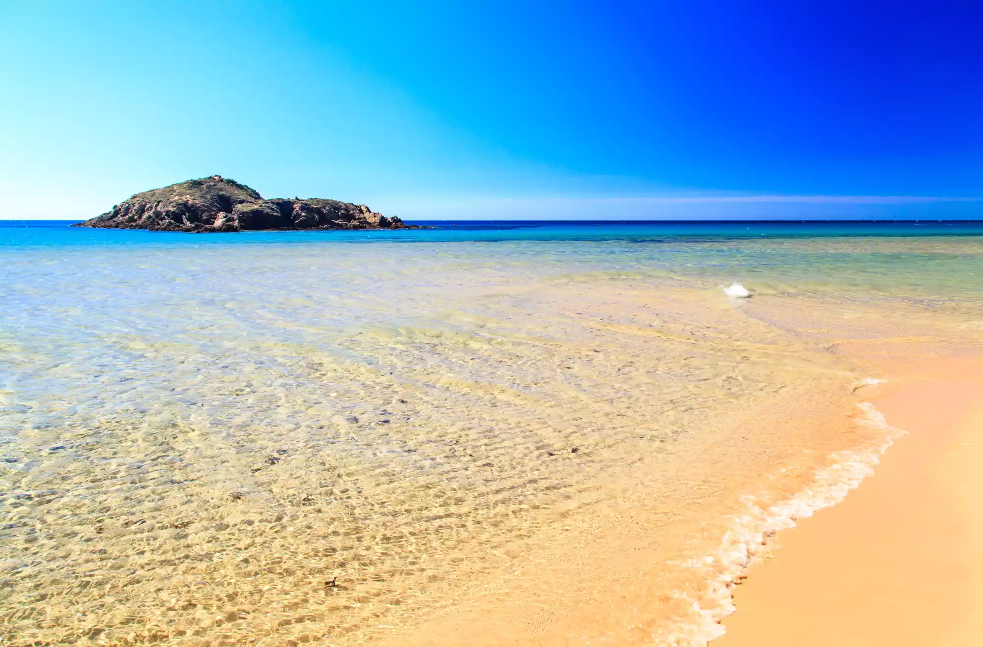 la spiaggia di Su Giudeo a Chia in Sardegna