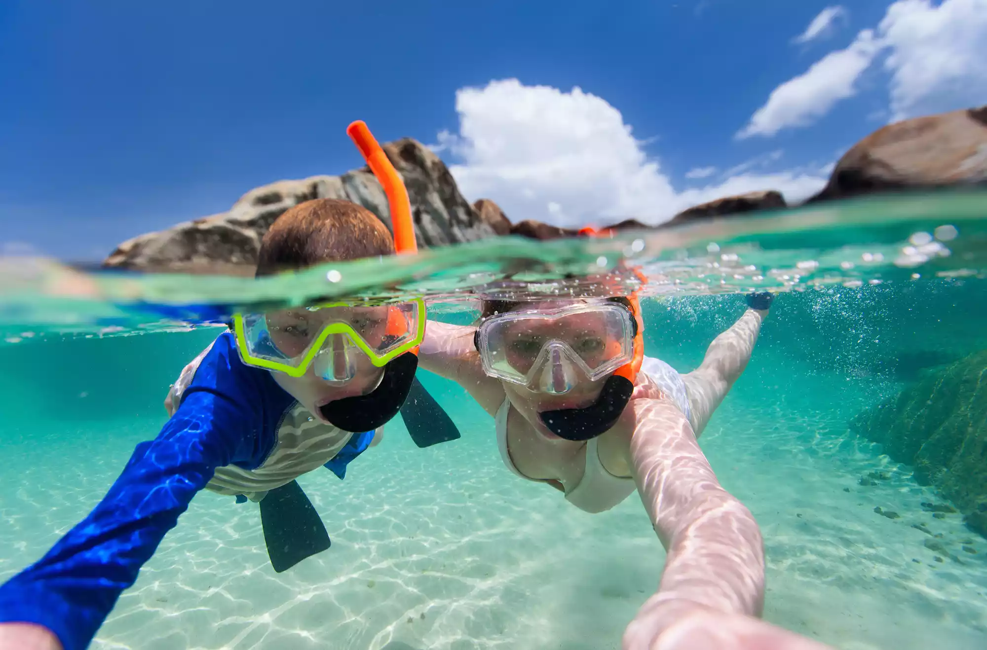 immagine rappresentativa di turisti che fanno snorkeling