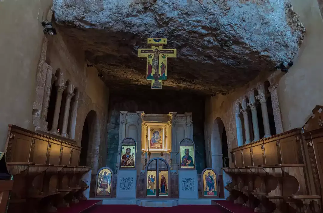 Abbazia di Santa Maria di Pulsano nel paesaggio roccioso del Gargano