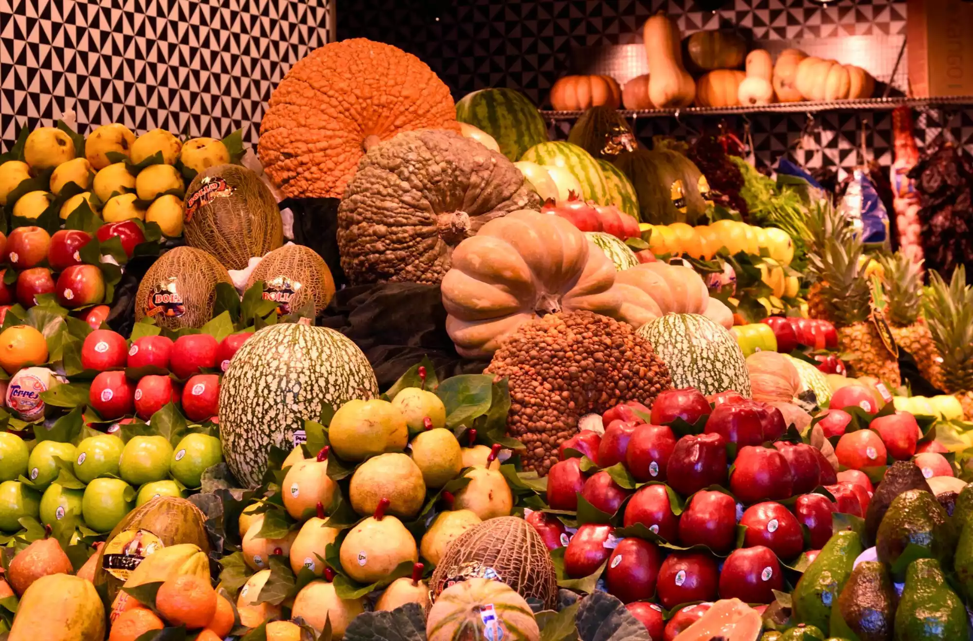 Dettagli di frutta colorata nel Mercato della Boqueria a Barcellona