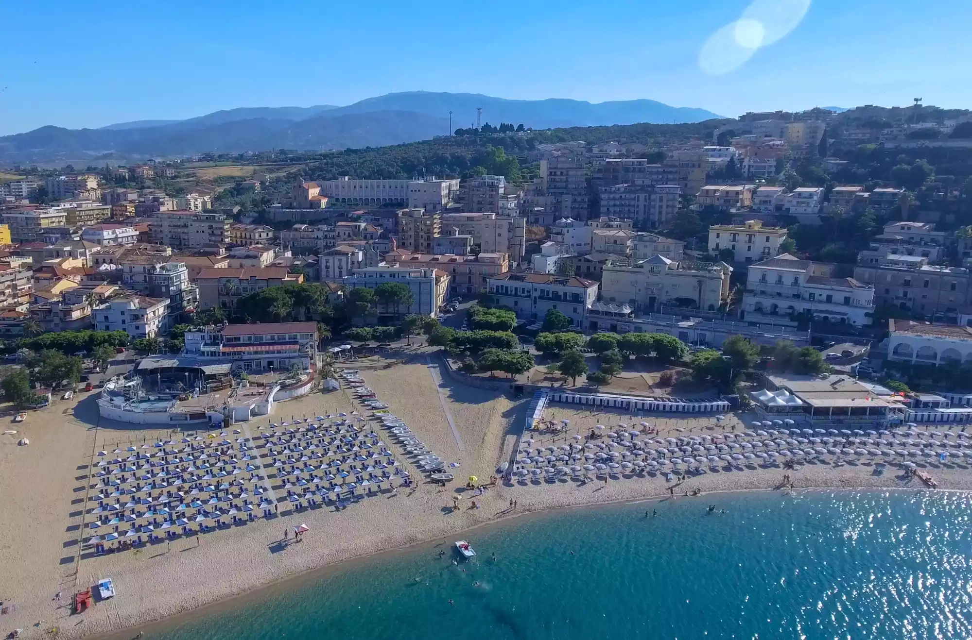 Veduta aerea di Soverato con spiagge attrezzate e mare cristallino, località turistica della Calabria famosa per i villaggi sul mare