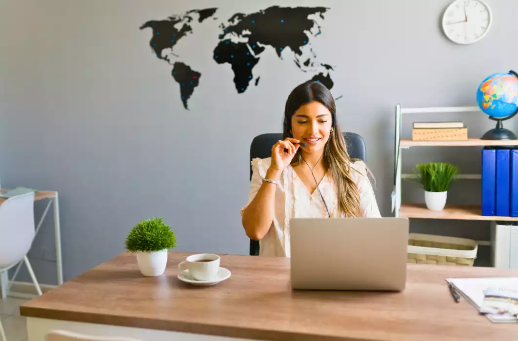 Consulente di viaggio che assiste un cliente nella scelta della vacanza
