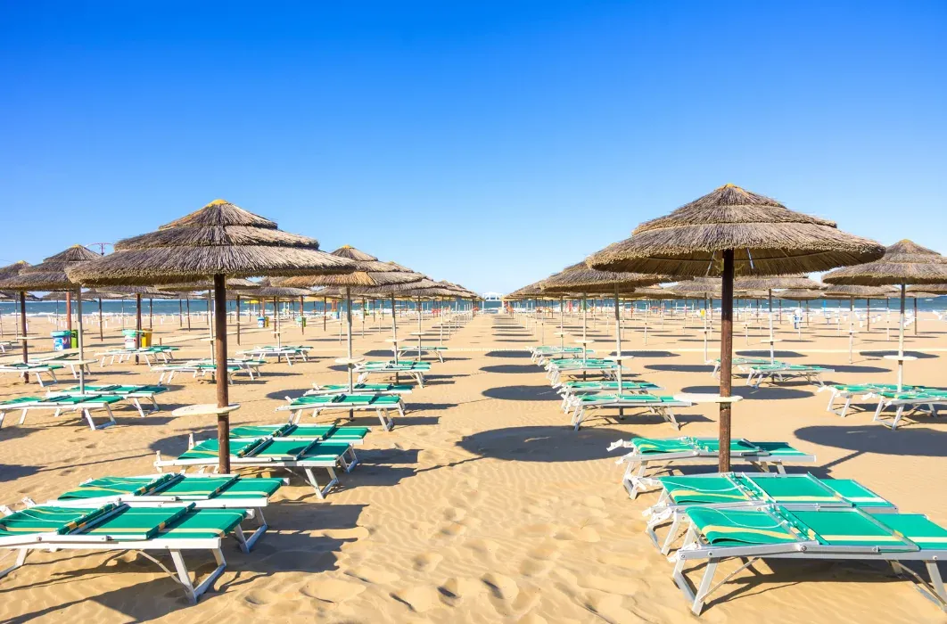 Spiaggia attrezzata per una vacanza durante i ponti del 2027