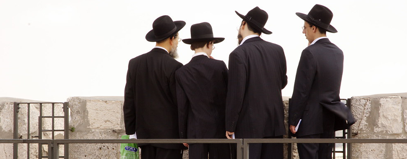 rabbini durante la festa delle capanne