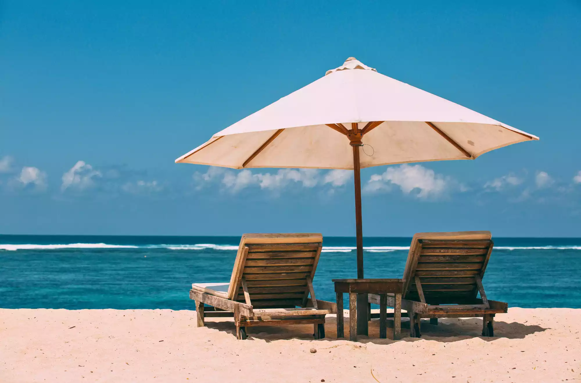 ombrelloni lasciati in spiaggia