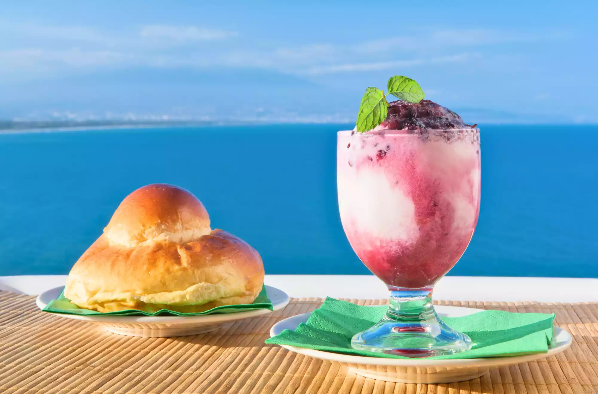 brioche col tuppo e granita siciliana