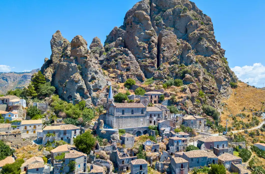 Centro storico di Pentedattilo nella Calabria Grecanica