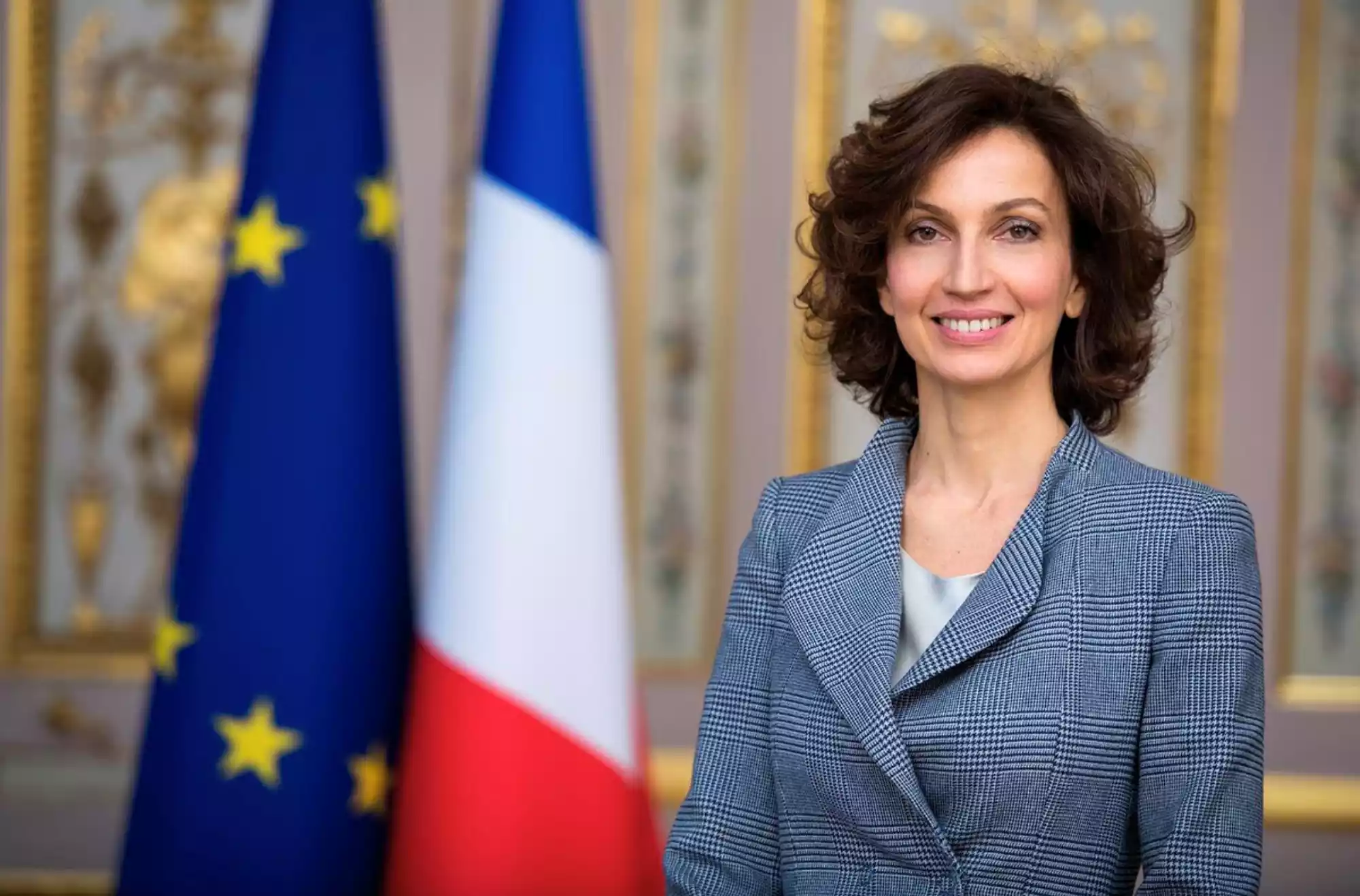 Audrey Azoulay, Direttrice Generale UNESCO, in posa davanti alle bandiere europea e francese