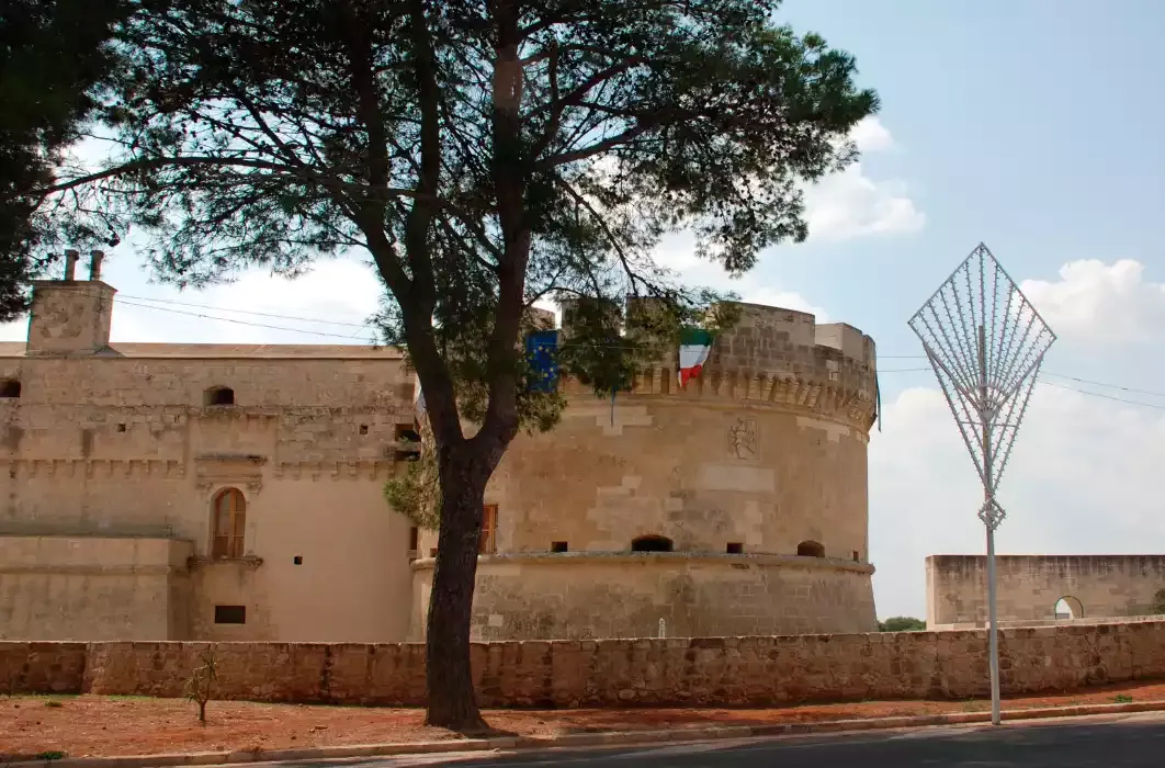 Vacanze mare e cultura nel Salento: il Castello di Acaya nel borgo fortificato