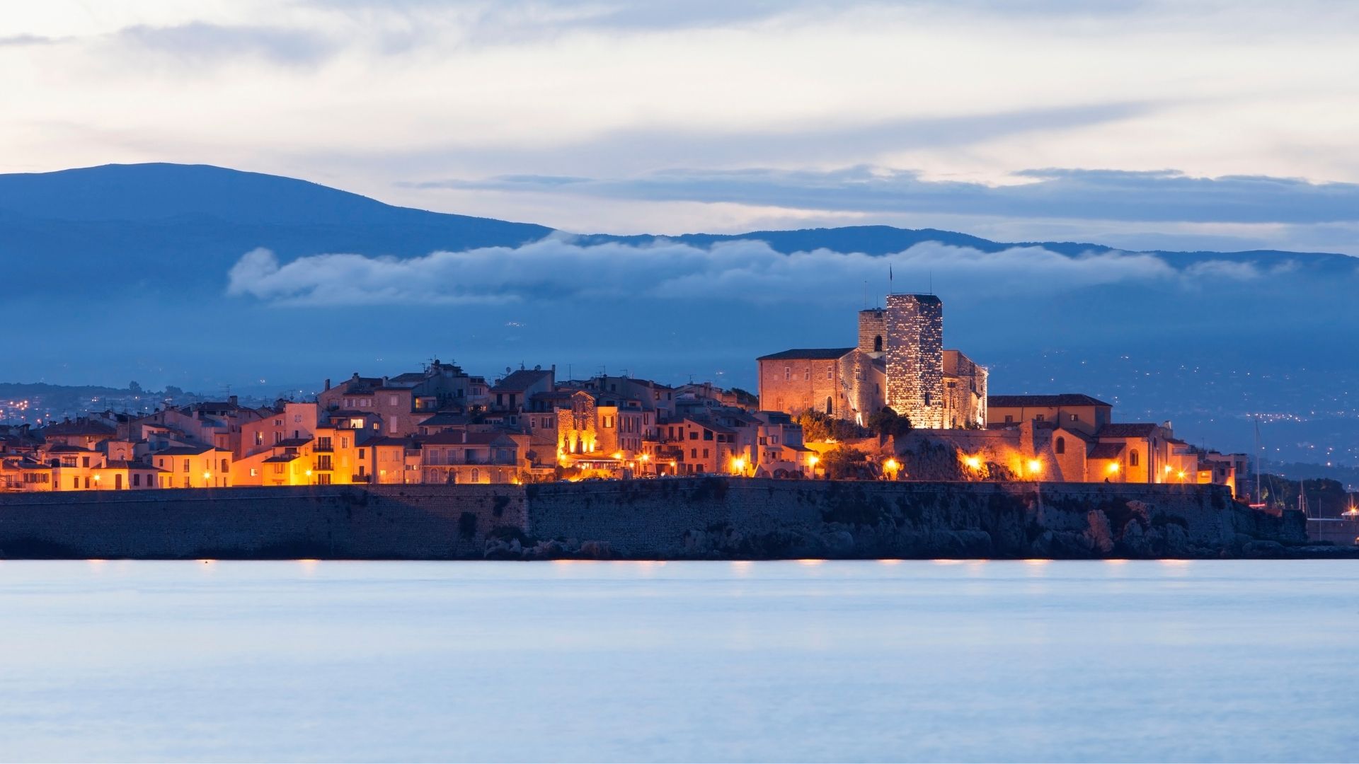 Tour Costa Azzurra, profumo di mare e di fiori con Pullman da Milano