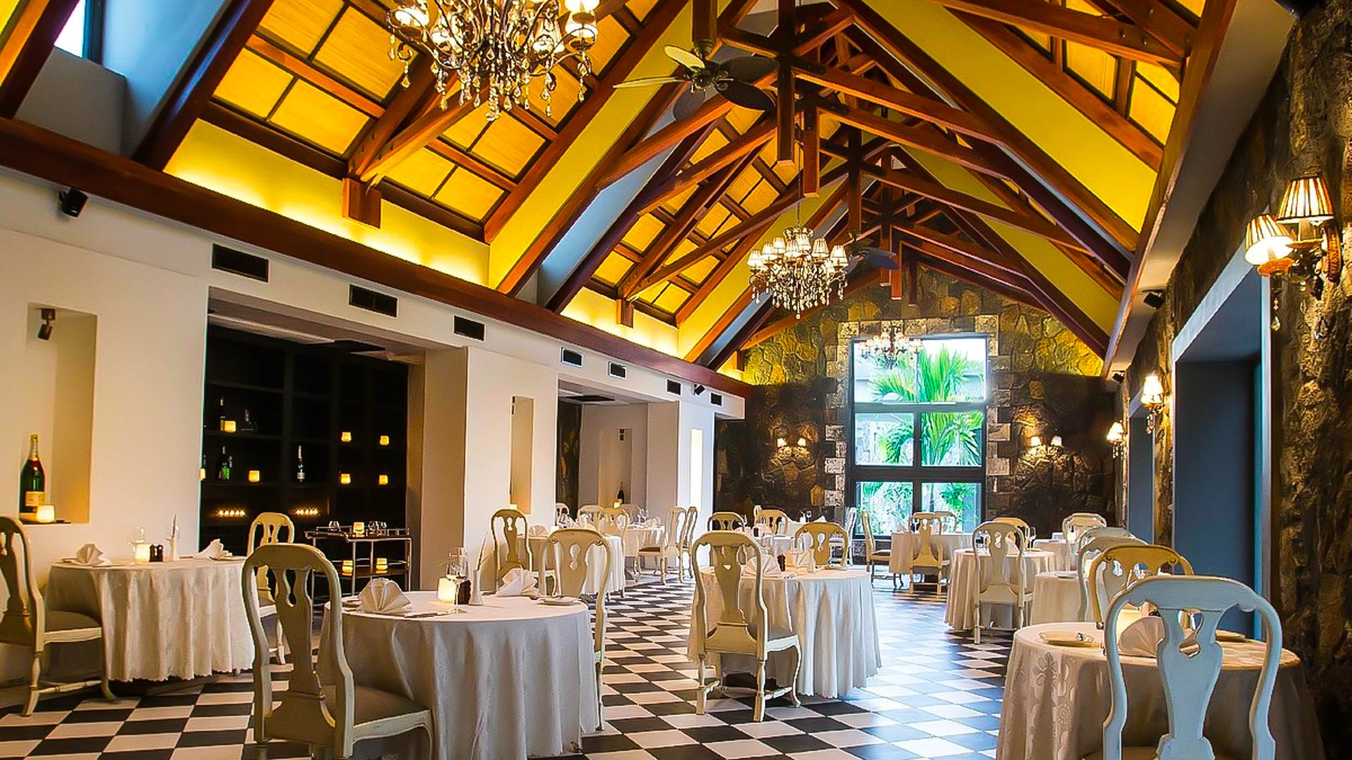 Maritim Crystals Beach Hotel