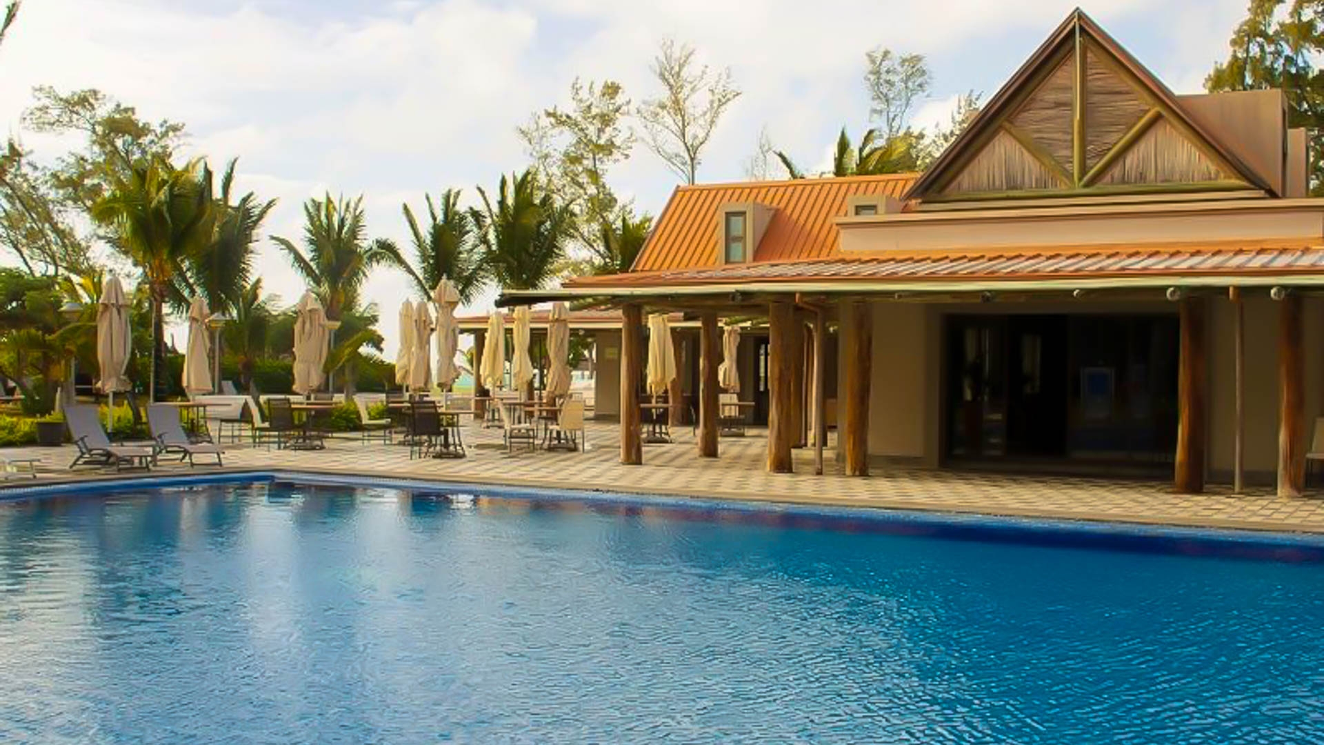 Maritim Crystals Beach Hotel